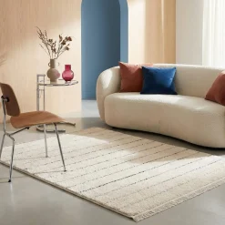 Alcatifa de interior, padrão de linhas paralelas, creme