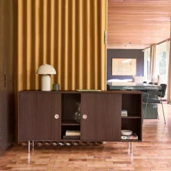 Aparador vintage com acabamento em madeira e aço inoxidável, 2 portas, 150 cm