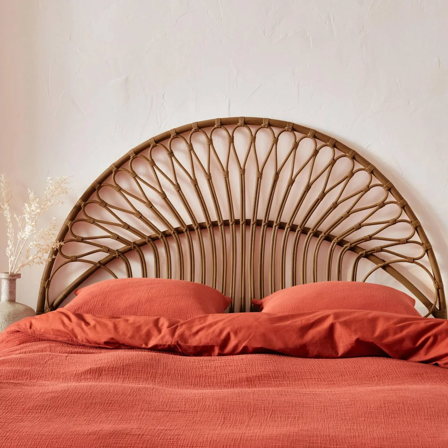 Cabeceira para cama em rotim escuro