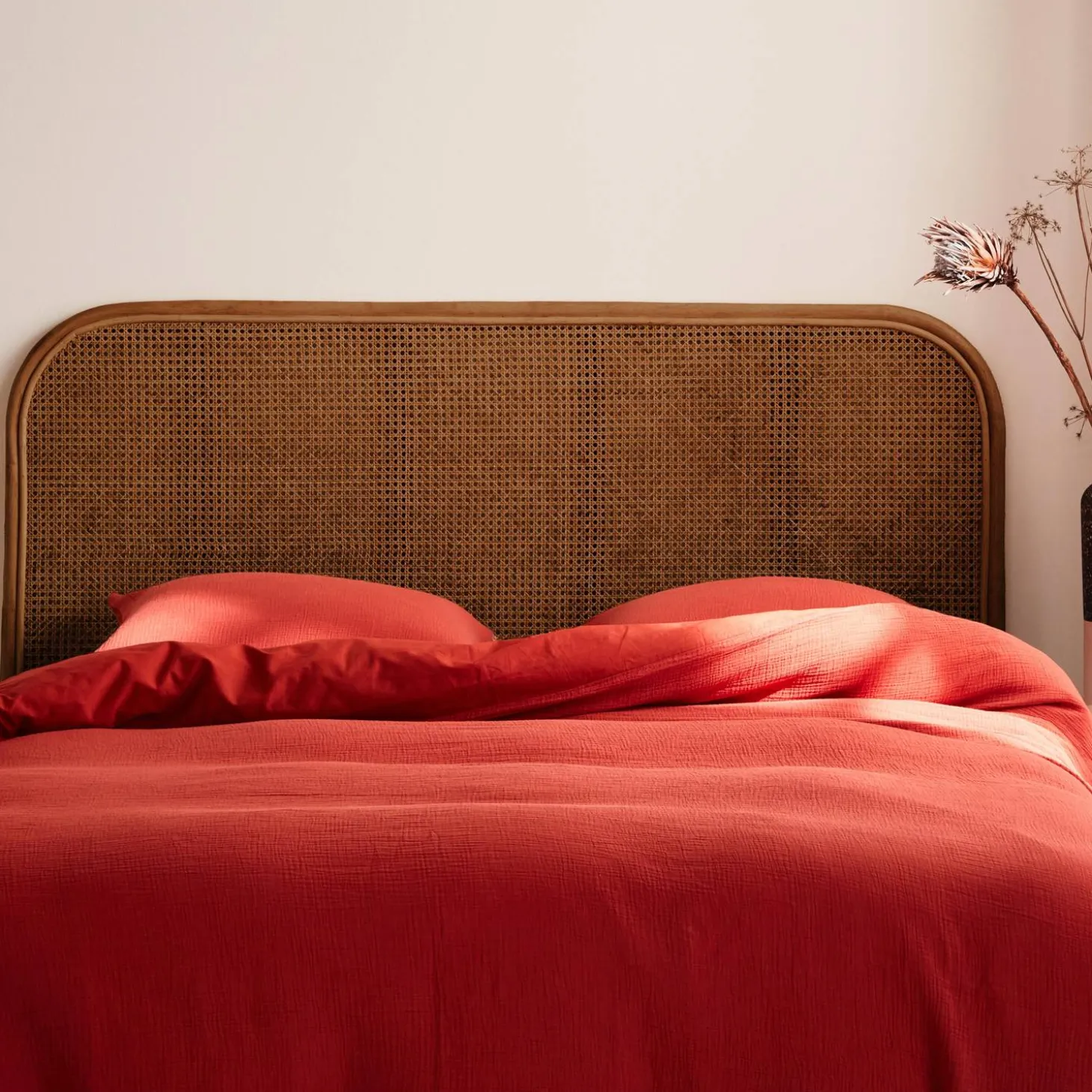 Cabeceira para cama em vime escuro e cana