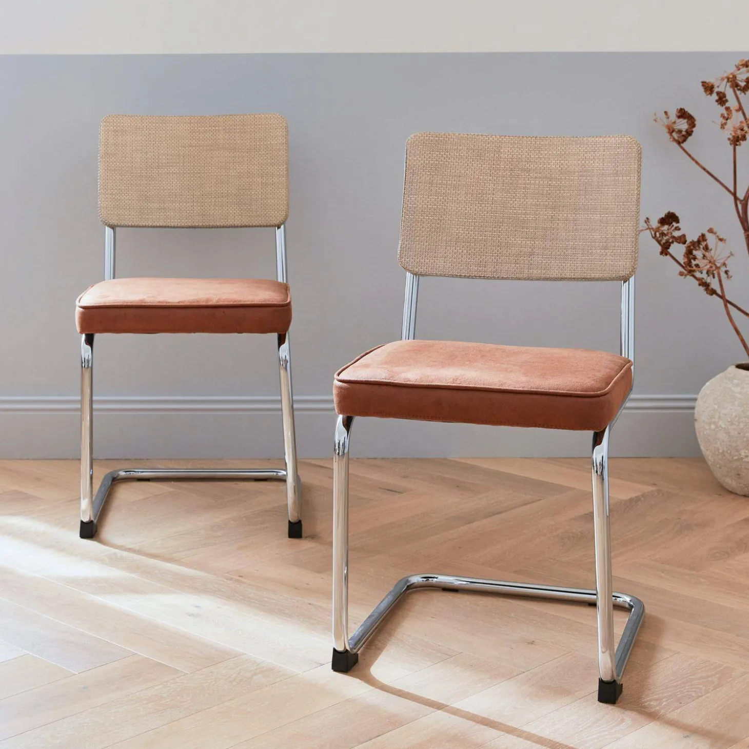Cadeira cantilever em tecido e efeito rattan, set de 2