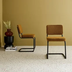 Cadeira cantilever em tecido bouclé com estrutura em aço, set de 2