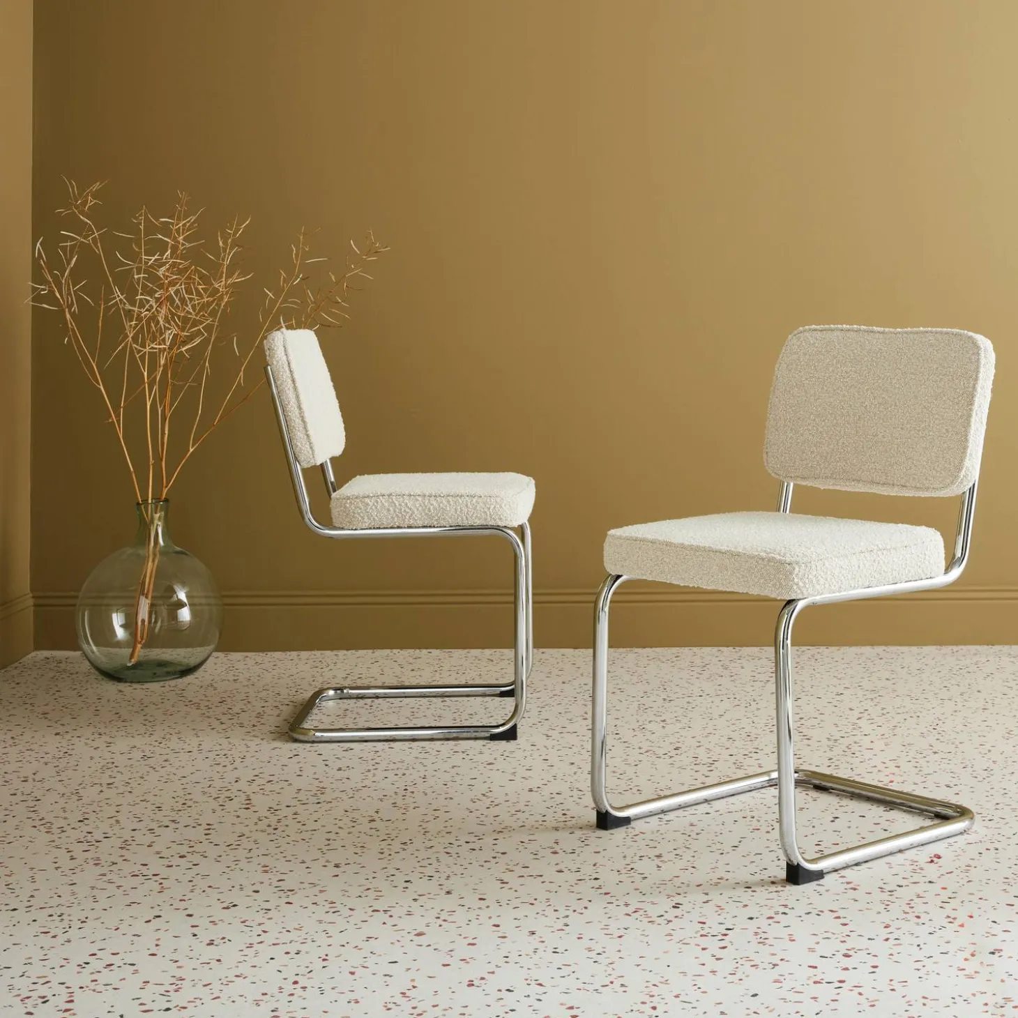 Cadeira cantilever em tecido bouclé com estrutura em aço, set de 2