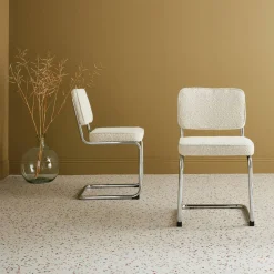 Cadeira cantilever em tecido bouclé com estrutura em aço, set de 2