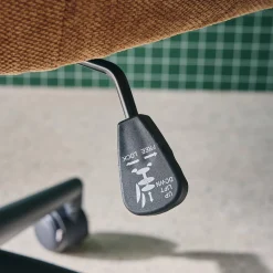 Cadeira de escritório com rodas ajustável de metal e tecido