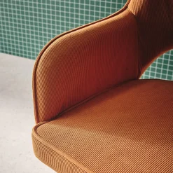 Cadeira de escritório em veludo cotelé com rodas e base cromada