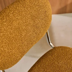 Cadeira em tecido bouclé com estrutura em metal, set de 2