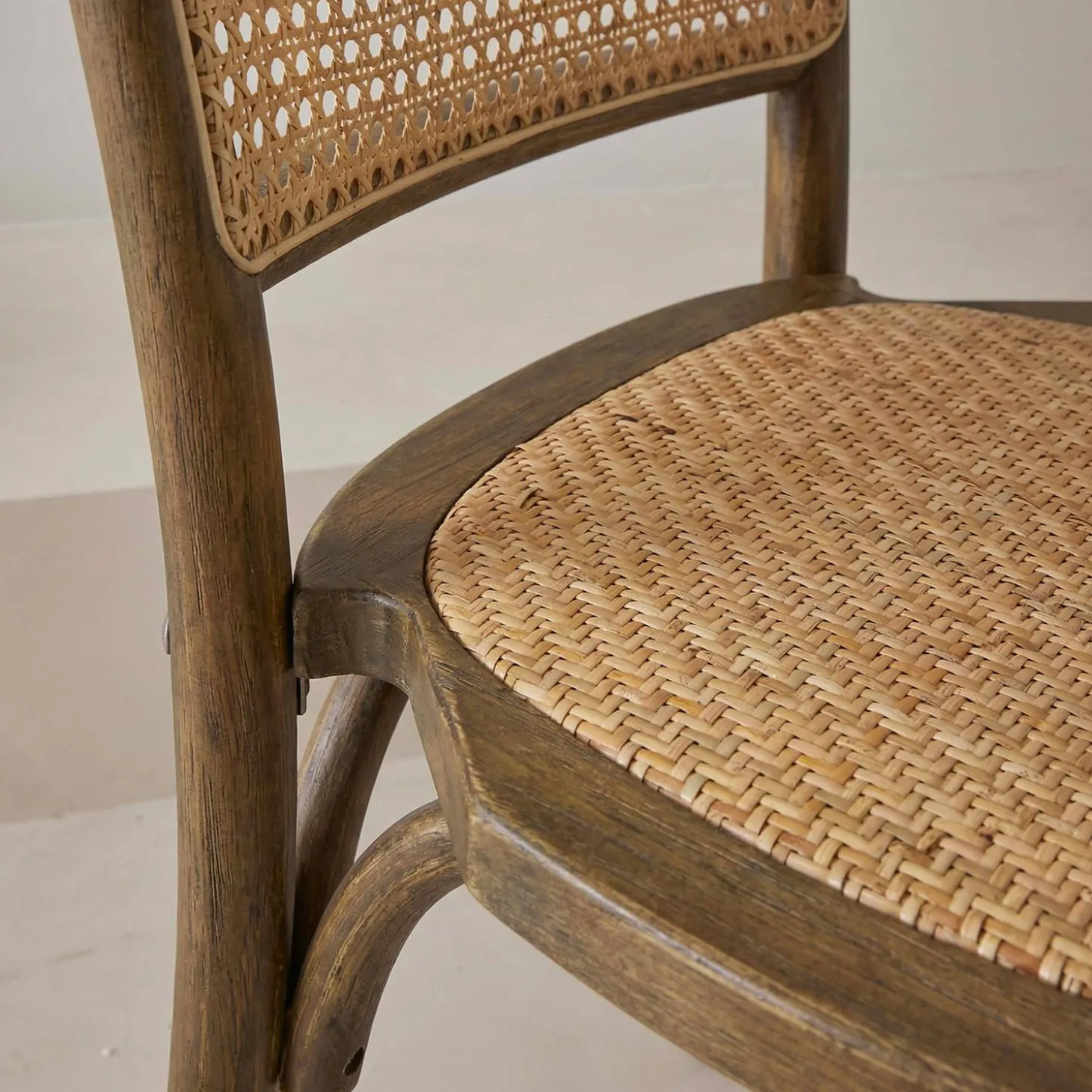 Cadeira vintage em madeira e revestida em rattan, set de 2