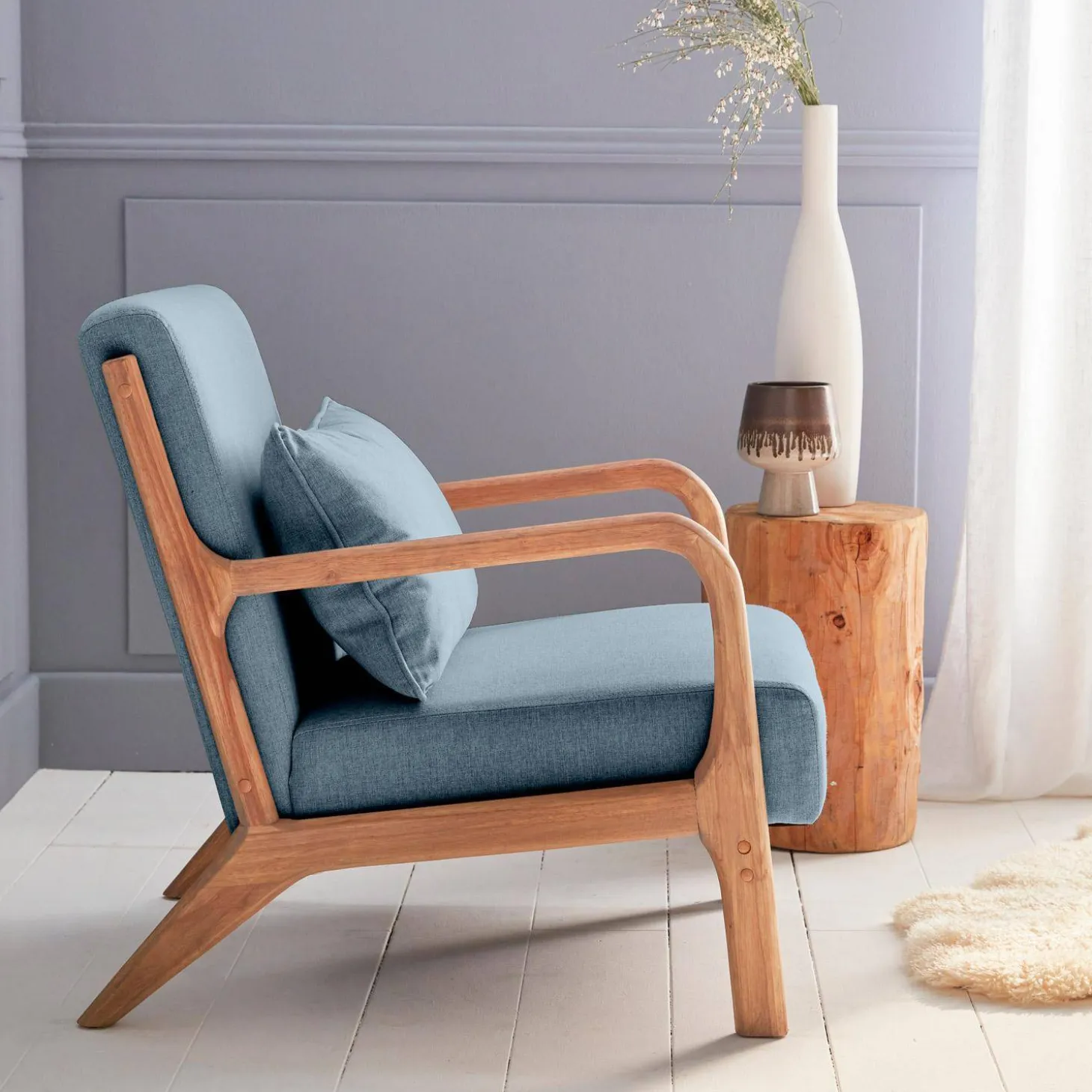 Cadeirão de design em madeira e tecido