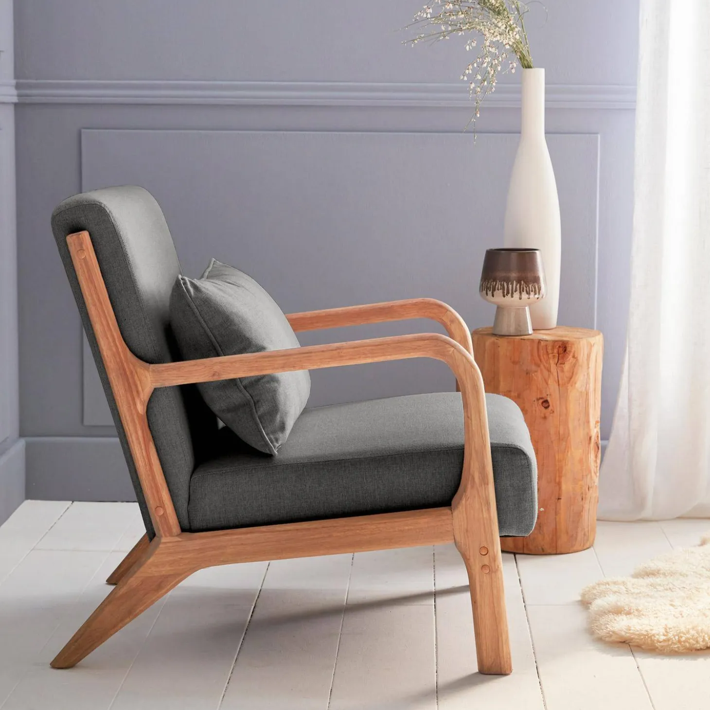 Cadeirão de design em madeira e tecido