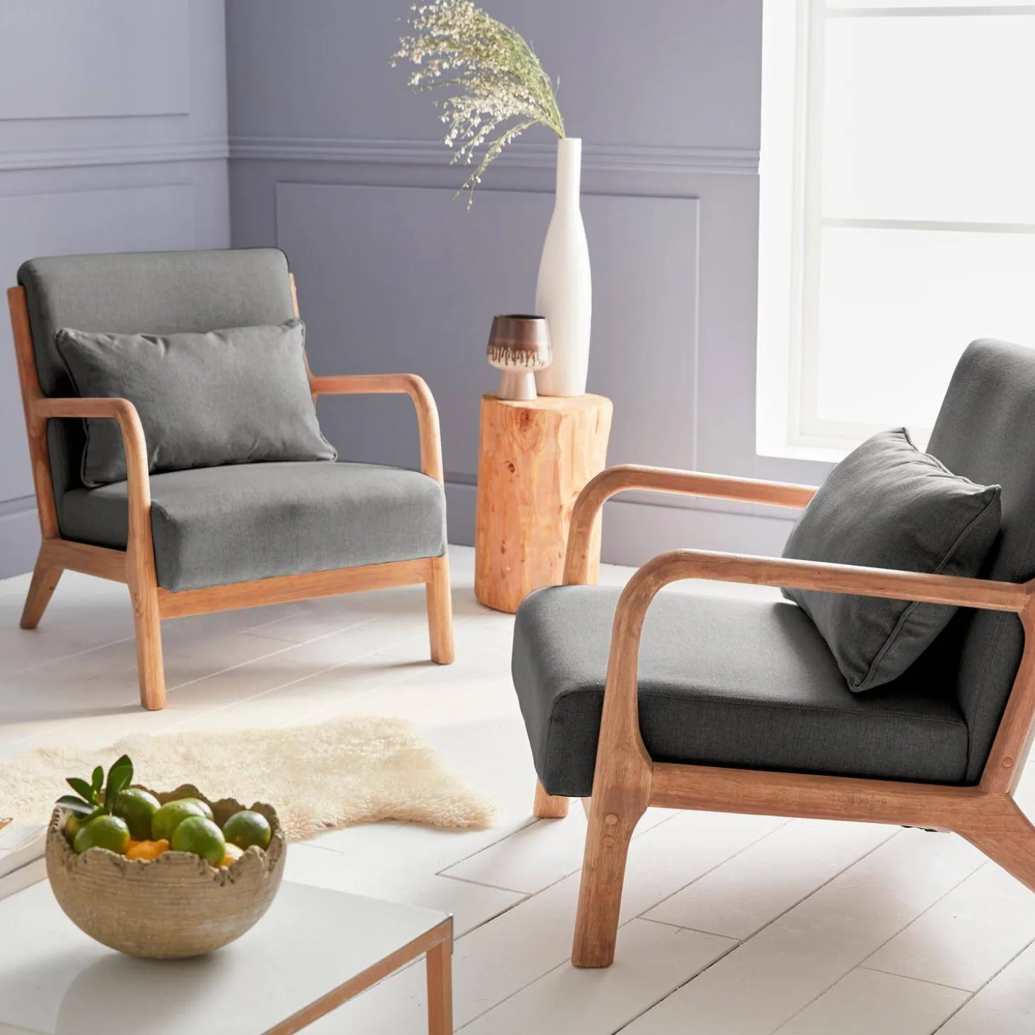 Cadeirão de design em madeira e tecido
