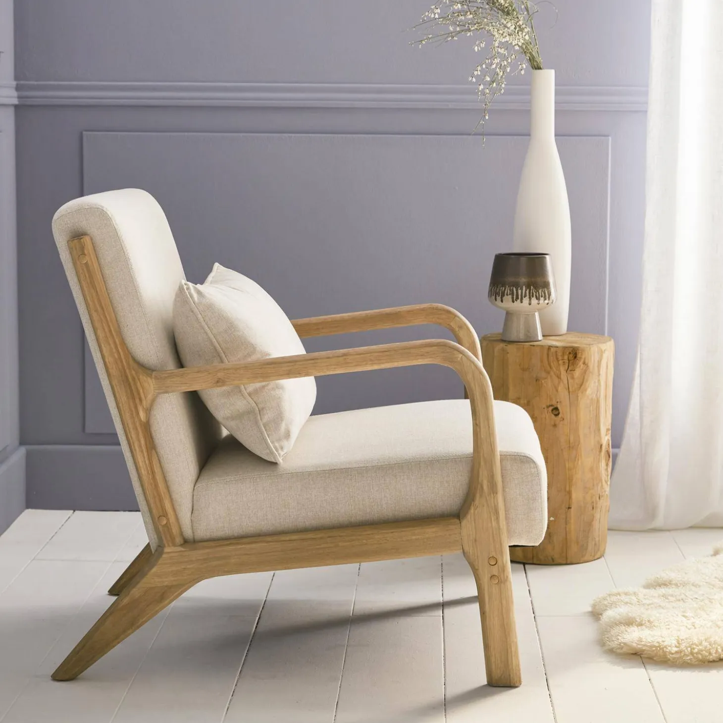 Cadeirão de design em madeira e tecido