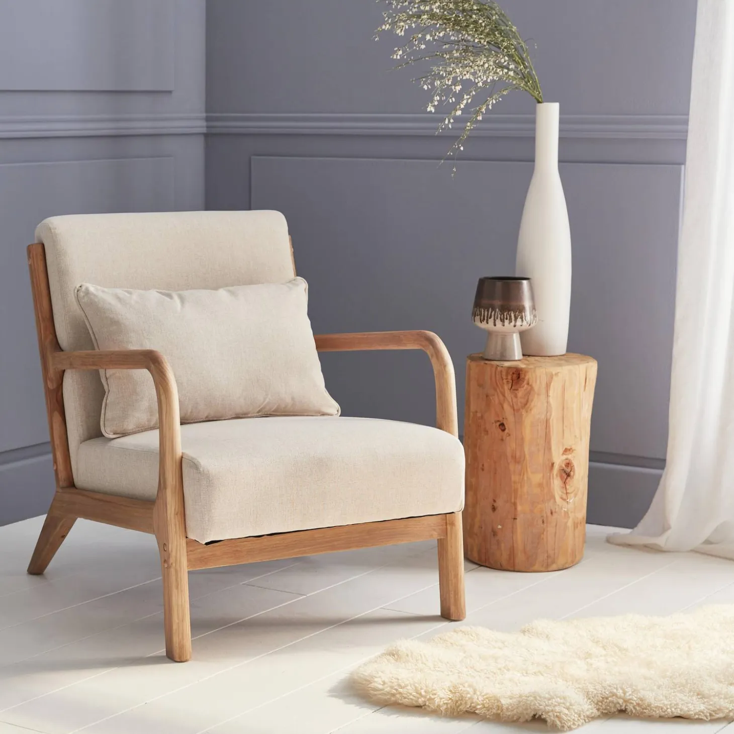 Cadeirão de design em madeira e tecido