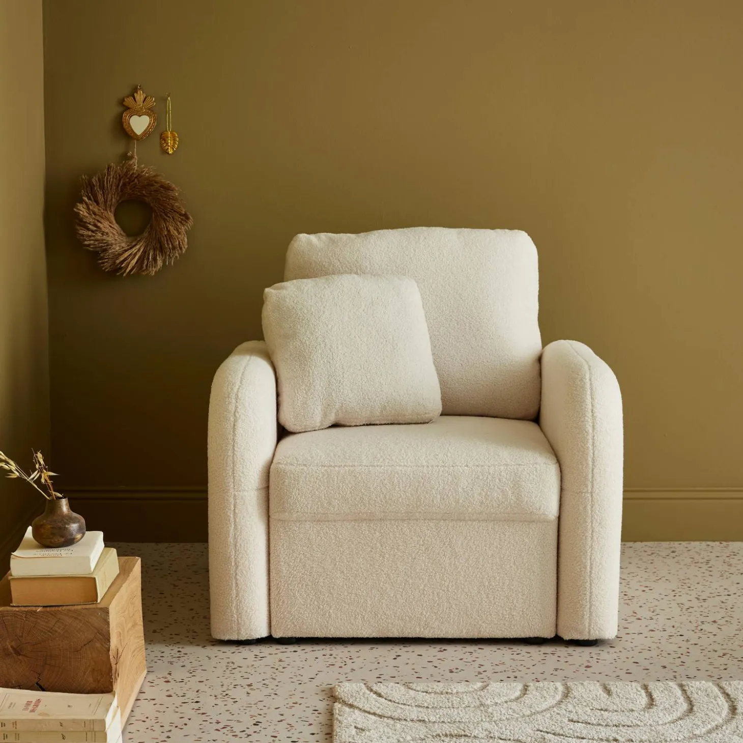 Cadeirão em tecido boucle branco, linhas arredondadas