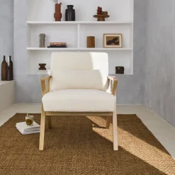 Cadeirão escandinavo em madeira de hevea e boucle