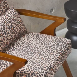 Cadeirão escandinavo em madeira de hevea e estampado de leopardo