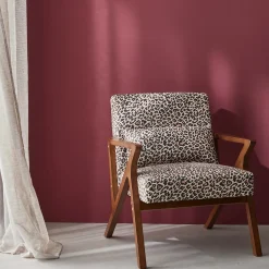 Cadeirão escandinavo em madeira de hevea e estampado de leopardo