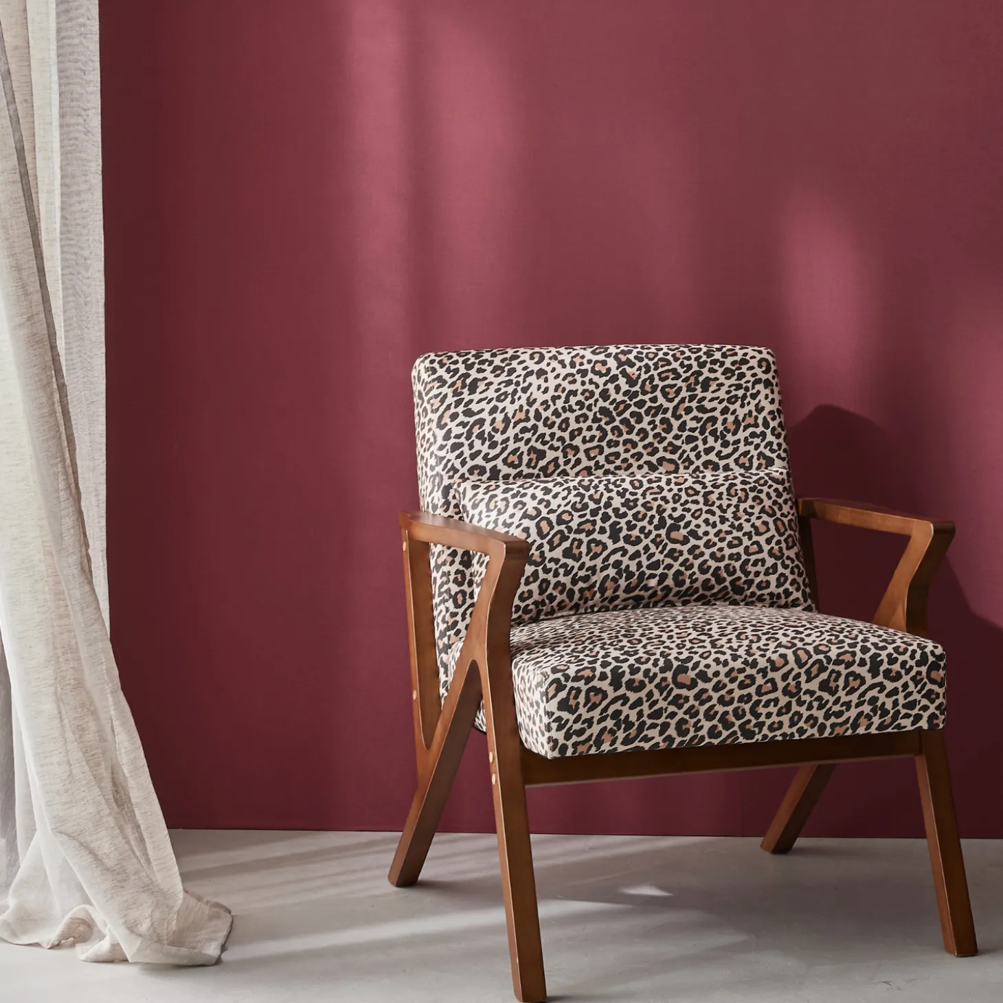 Cadeirão escandinavo em madeira de hevea e estampado de leopardo