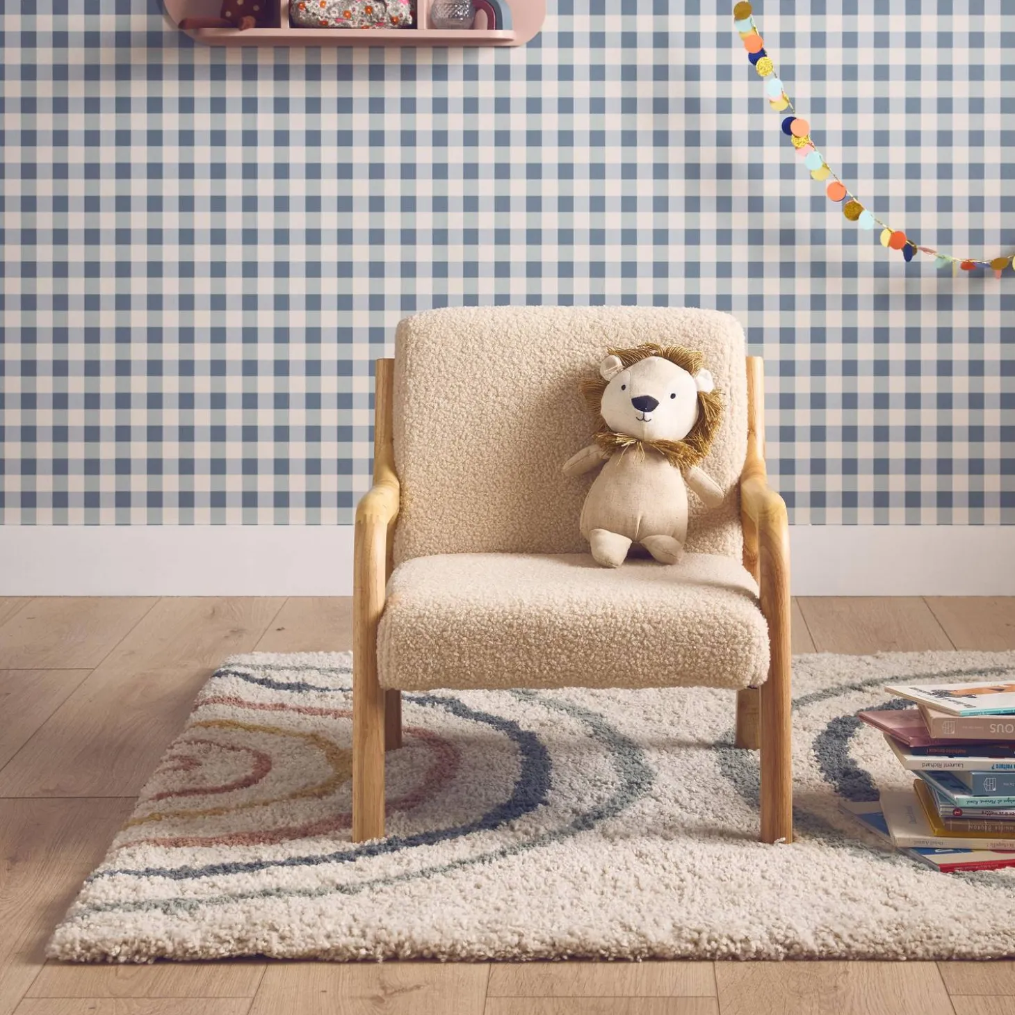 Cadeirão infantil em madeira e tecido bouclé