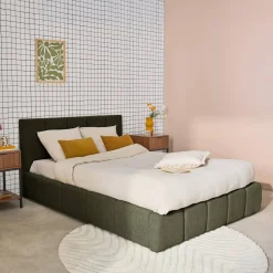 Cama baú com estrado de ripas e cabeceira 140cm, acabamento boucle