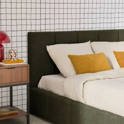Cama baú com estrado de ripas e cabeceira 140cm, acabamento boucle