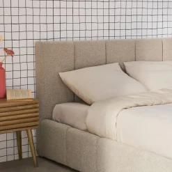 Cama baú com estrado de ripas e cabeceira 140cm, acabamento boucle