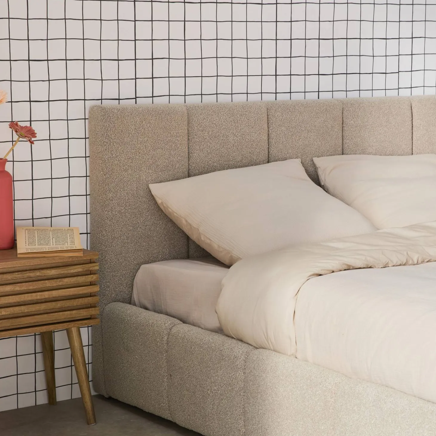 Cama baú com estrado de ripas e cabeceira 140cm, acabamento boucle