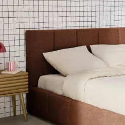Cama baú com estrado de ripas e cabeceira 140cm, acabamento boucle