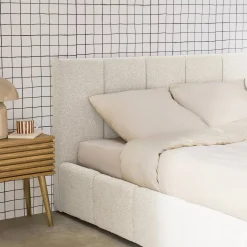 Cama baú com estrado de ripas e cabeceira 160x200cm, acabado em boucle