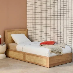 Cama boêmia com estrado de ripas e cabeceira 90cm + 2 gavetas