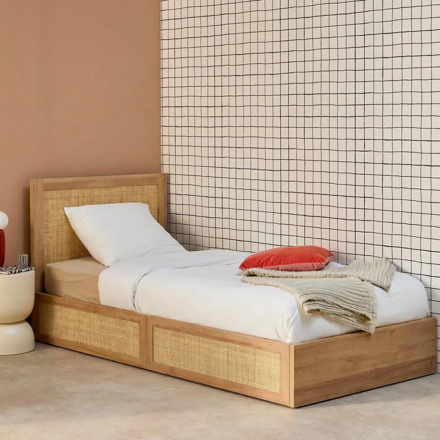 Cama boêmia com estrado de ripas e cabeceira 90cm + 2 gavetas