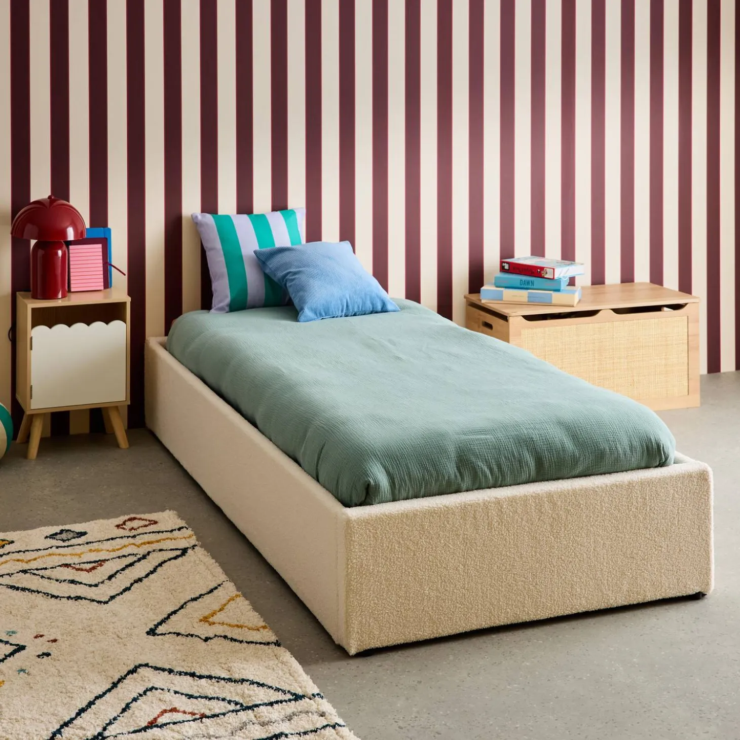 Cama com base de ripas, acabamento boucle, branco