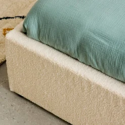 Cama com base de ripas, acabamento boucle, branco