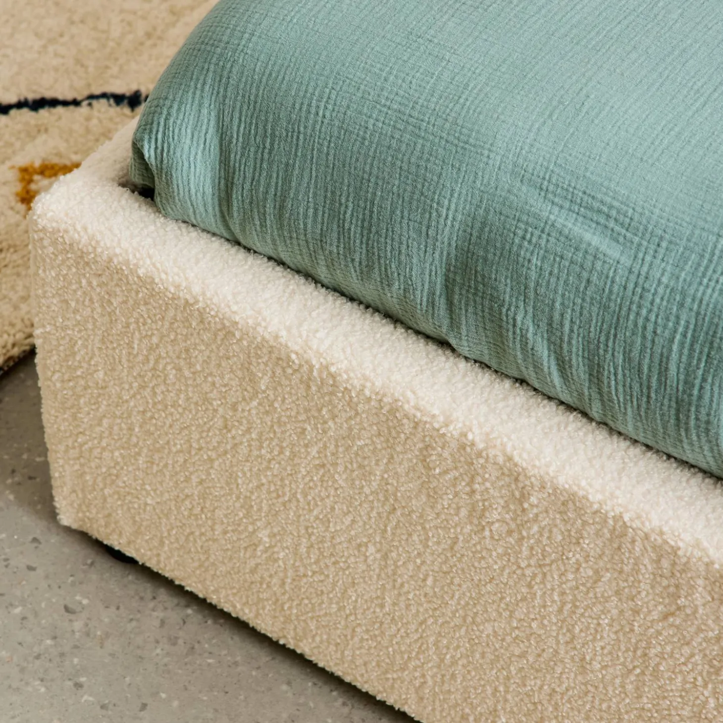 Cama com base de ripas, acabamento boucle, branco