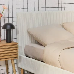 Cama com base de ripas e cabeceira 140x190cm, em veludo canelada fino