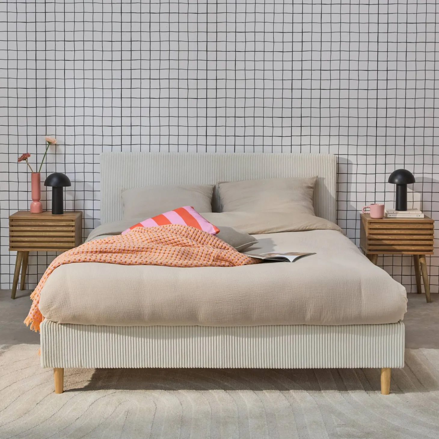 Cama com base de ripas e cabeceira 140x190cm, em veludo canelada fino