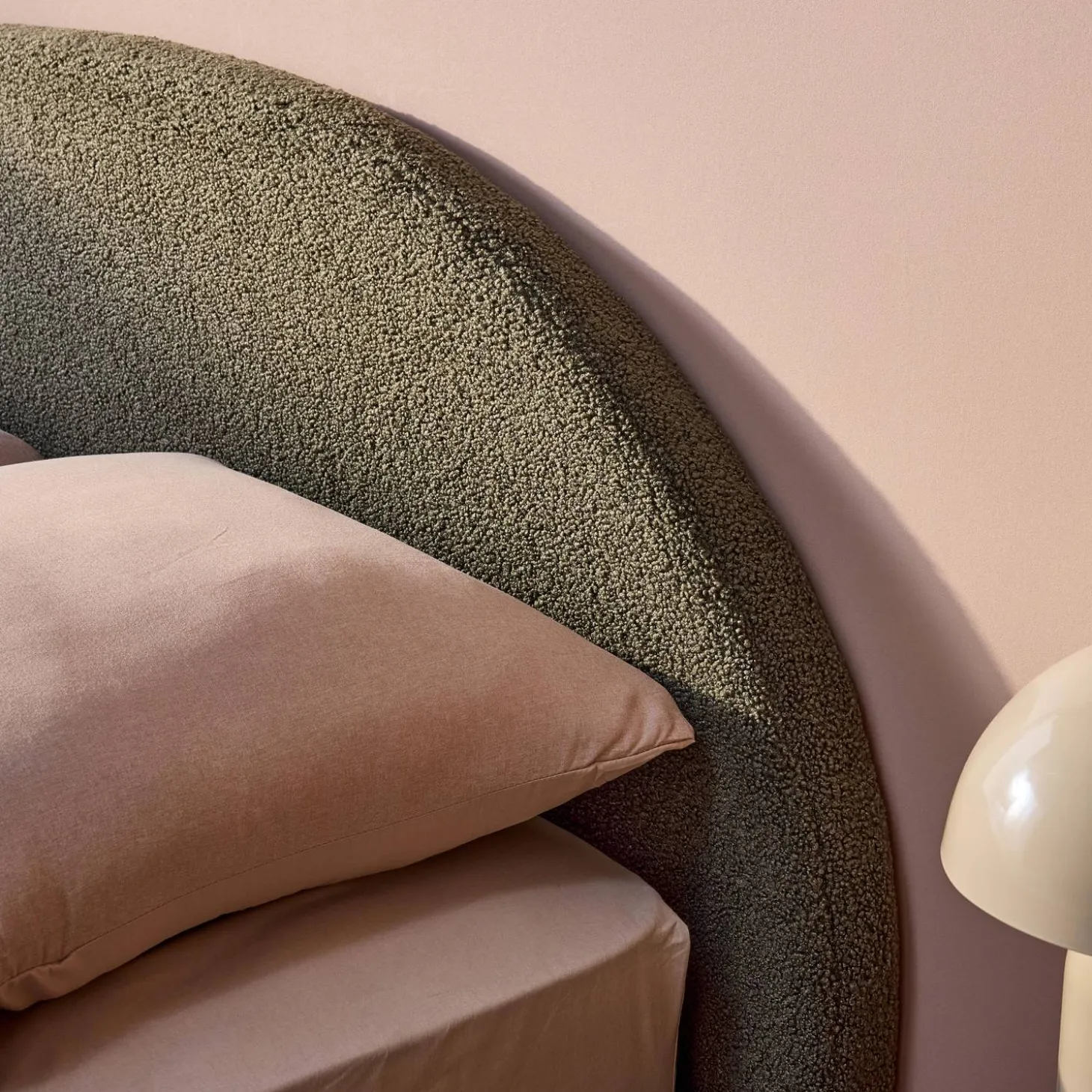 Cama com base de ripas e cabeceira 160x200cm, acabamento boucle
