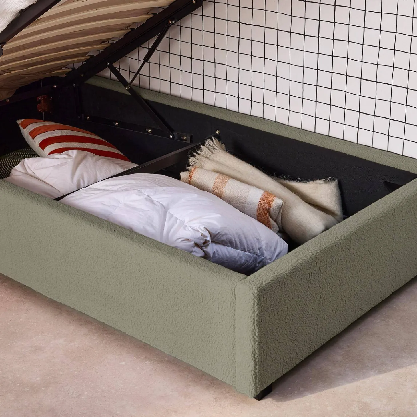 Cama com base de ripas e cabeceira 90x190cm, acabamento boucle