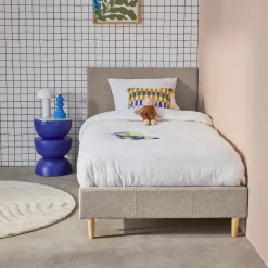 Cama com base de ripas e cabeceira 90x190cm, acabamento em tecido simple