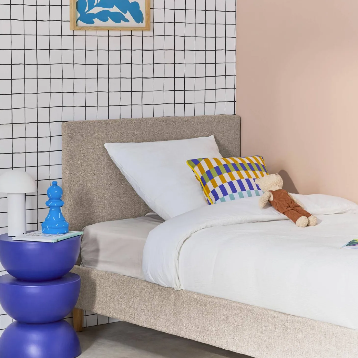 Cama com base de ripas e cabeceira 90x190cm, acabamento em tecido simple