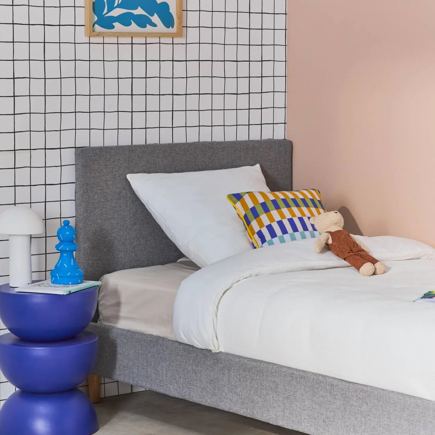 Cama com base de ripas e cabeceira 90x190cm, acabamento em tecido simple
