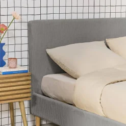 Cama com base de ripas e cabeceira 140x190cm, em veludo canelada fino