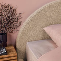 Cama com base de ripas e cabeceira 140x190cm, acabamento boucle
