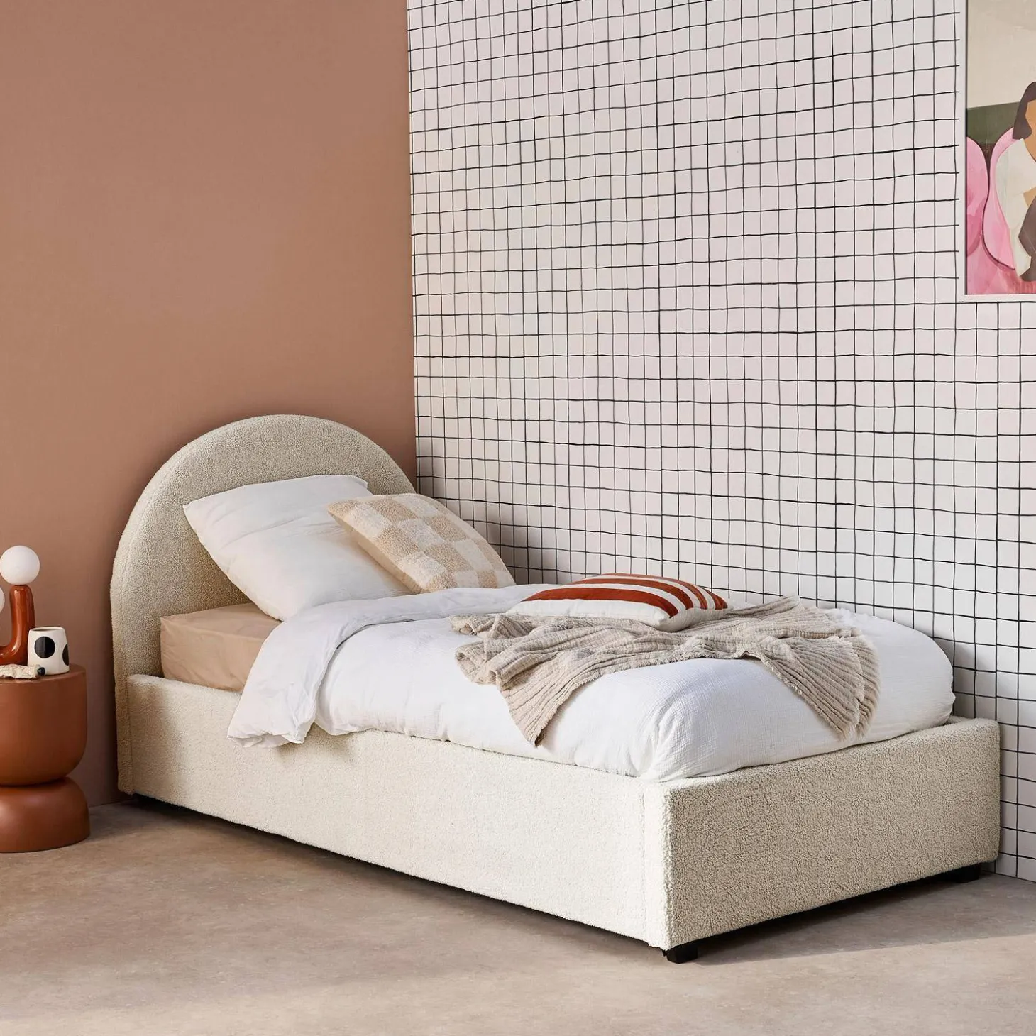 Cama com base de ripas e cabeceira 90x190cm, acabamento boucle