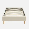 Cama com estrado de ripas, acabamento boucle, branco