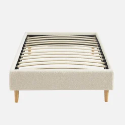 Cama com estrado de ripas, acabamento boucle, branco