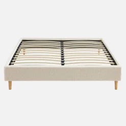 Cama com estrado de ripas, acabamento boucle, branco