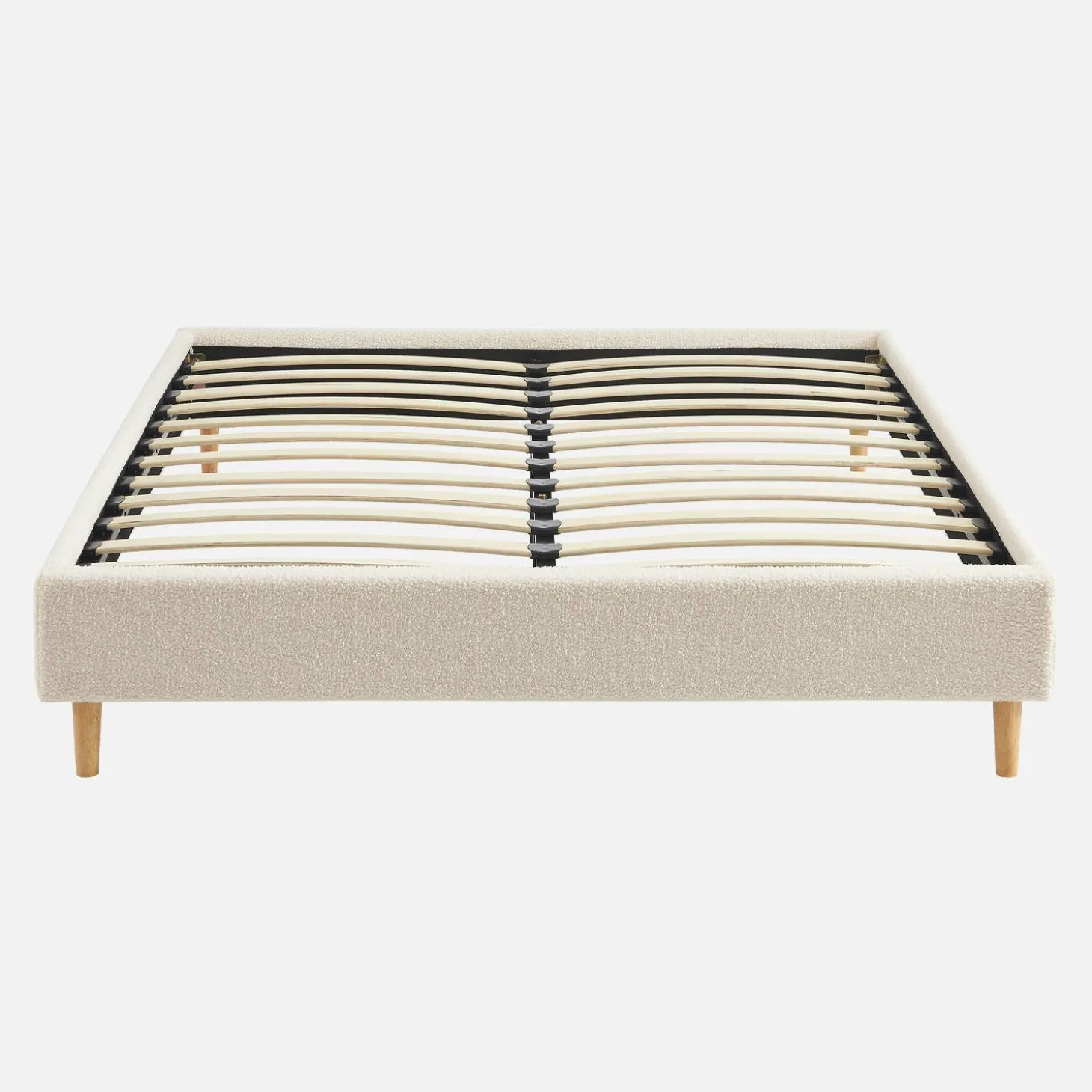 Cama com estrado de ripas, acabamento boucle, branco