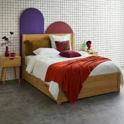 Cama com estrado de ripas e cabeceira 140x190cm + 4 gavetas