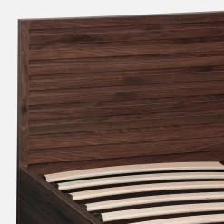 Cama com estrado de ripas e cabeceira 140x190cm, acabamento em madeira